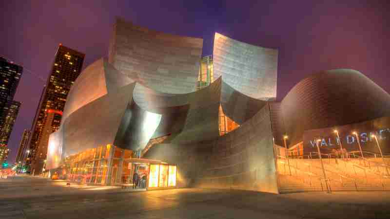 Frank O. Gehry & Partners  Walt Disney Concert Hall - Walt Disney Concert Hall Los Angeles, California   “It is a serene, ennobling building that will give people in this city of private places a new sense of the pleasures of public space.” Paul Goldberger , tags: die moderne - Phillip Ritz via Flickr (CC BY-NC-SA)